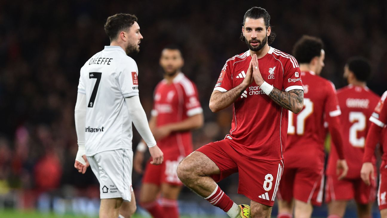 Ekitike volta com gol e assistência, Liverpool elimina time da 3ª divisão na Copa da Inglaterra e amplia invencibilidade