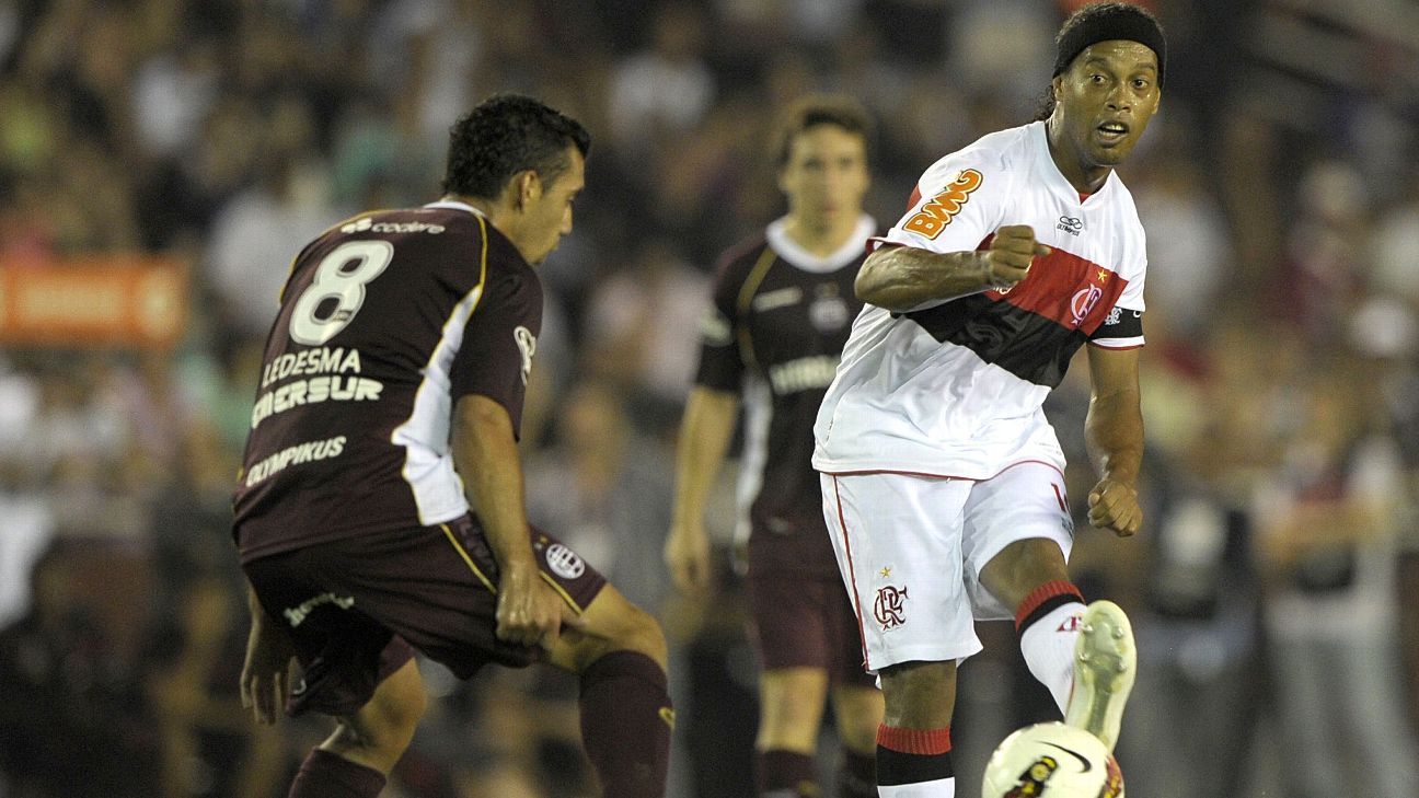 Ronaldinho em campo: a única vez que Flamengo visitou Lanús na Argentina