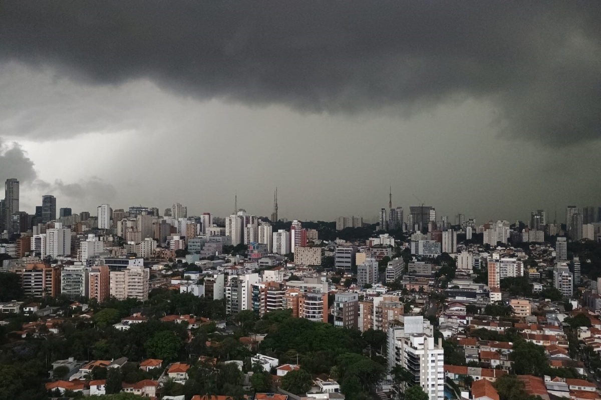 Chuva intensa coloca capital paulista em estado de atenção desde o início da tarde