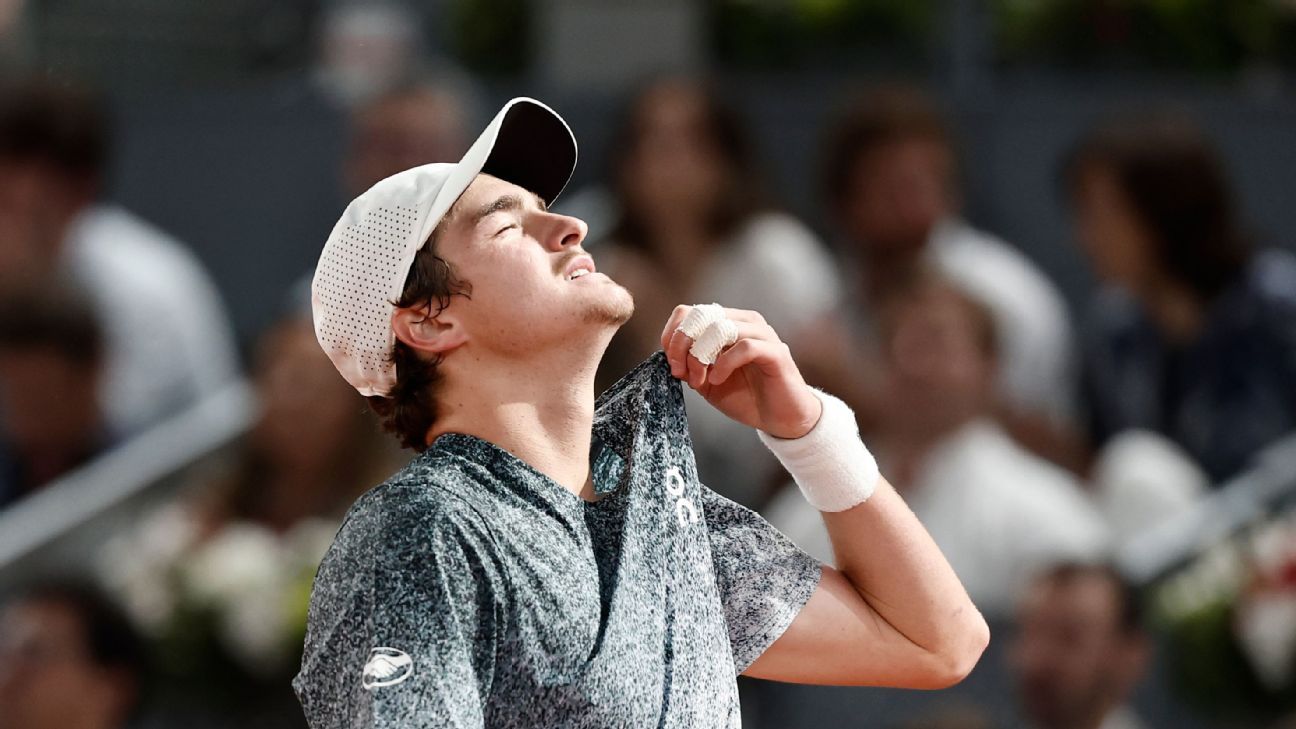 João Fonseca erra muito no set decisivo, quebra a raquete e é eliminado por espanhol no Madrid Open