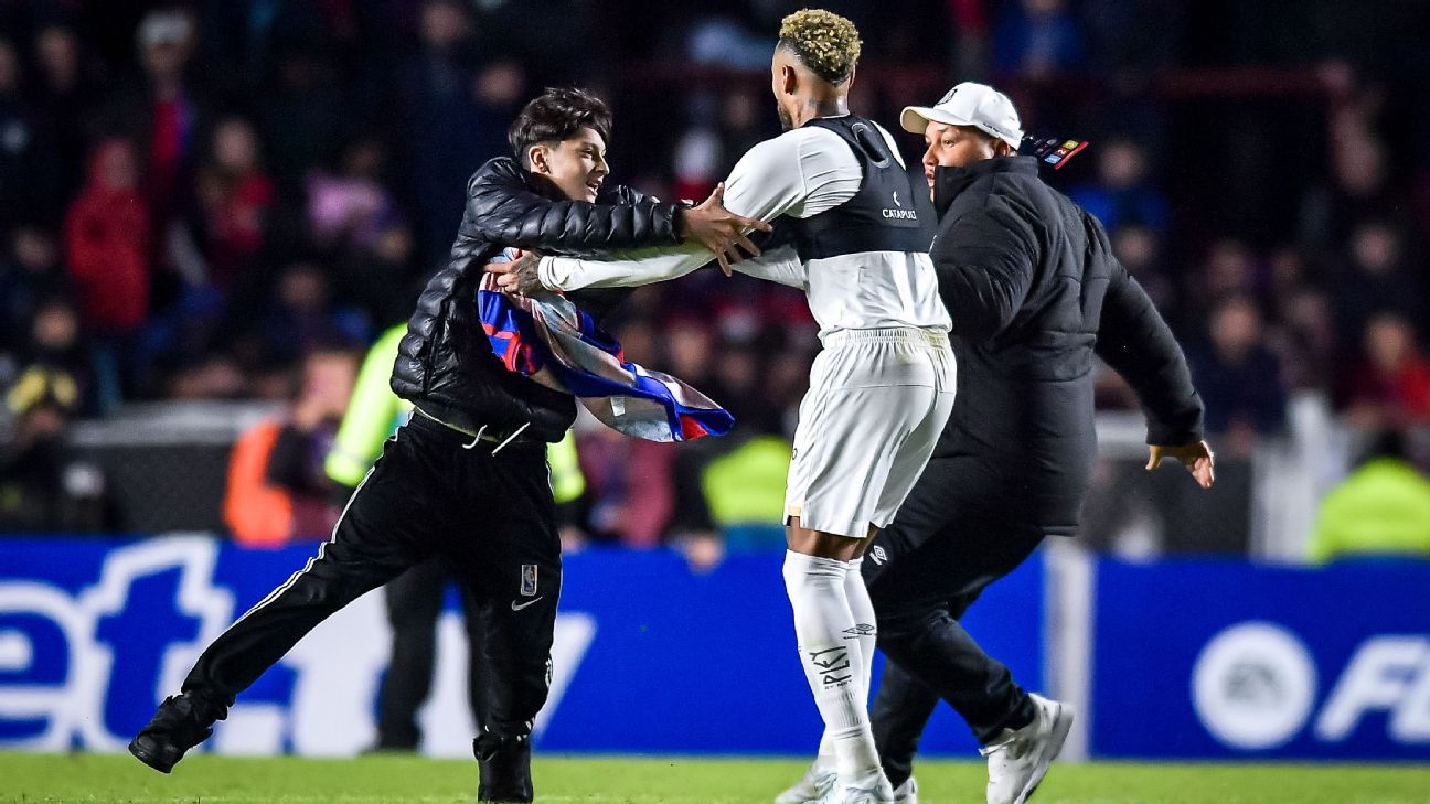 Neymar dá chuteira de presente a jogador do San Lorenzo após partida da Sul-Americana