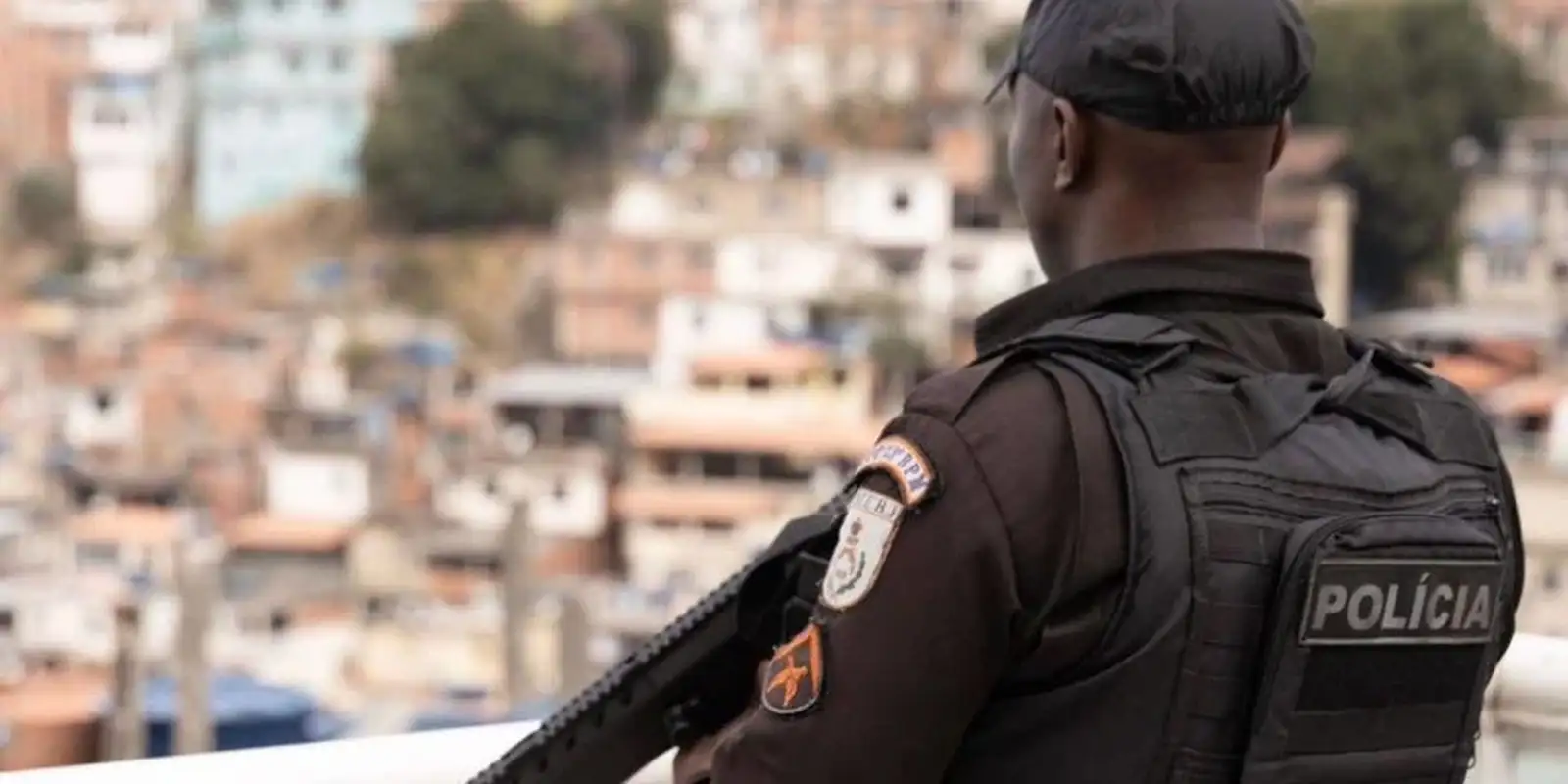 PM apreende três toneladas de drogas, fuzis e pistolas na Maré