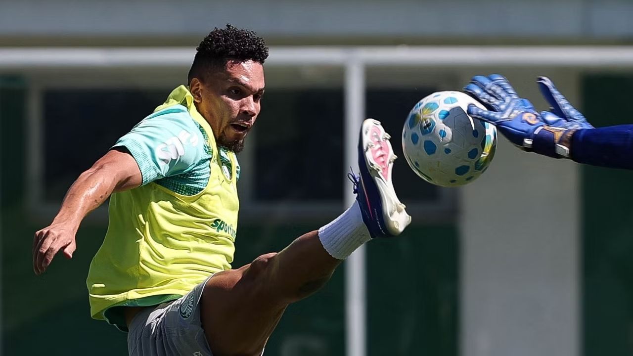 Por que Paulinho ainda não voltou a jogar pelo Palmeiras mesmo após atingir ‘níveis competitivos’? Entenda cenário