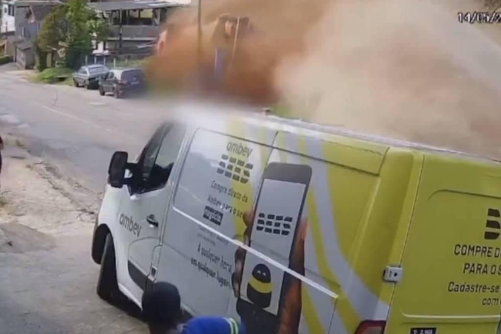 Caminhão desgovernado mata três pessoas em Nova Friburgo (RJ)