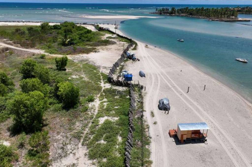 Justiça manda demolir muro de 570 m na praia de Maracaípe, em Pernambuco