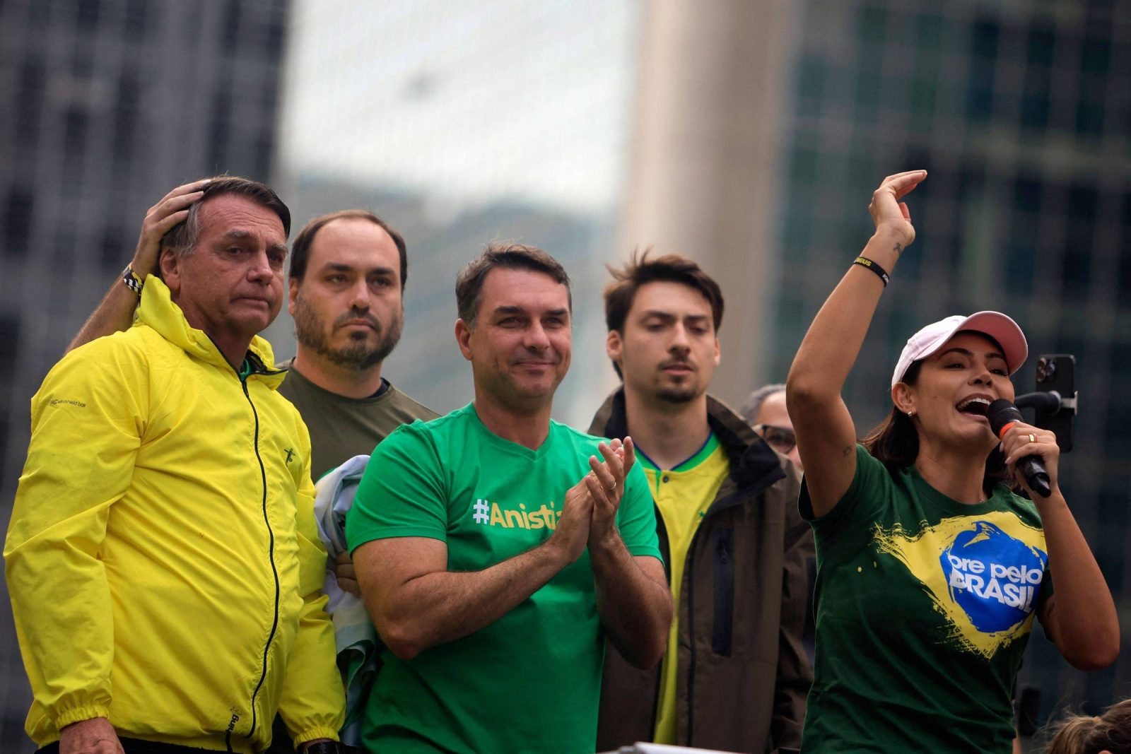 A insubmissão da ajudadora de marido Michelle Bolsonaro