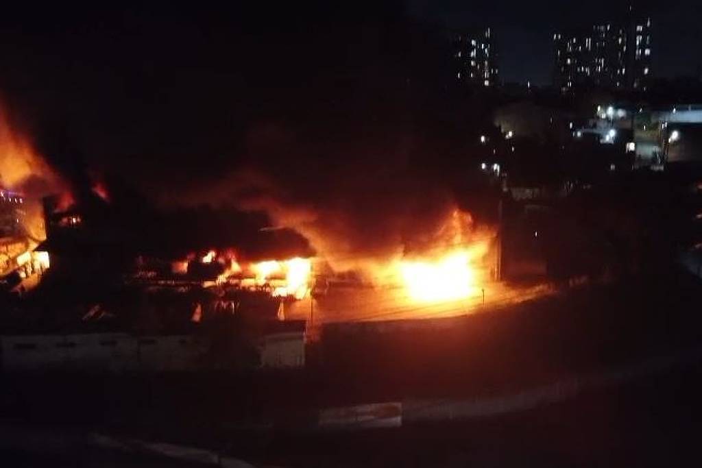 Bombeiros combatem incêndio em empresa próxima à Fernão Dias, em Guarulhos (SP)