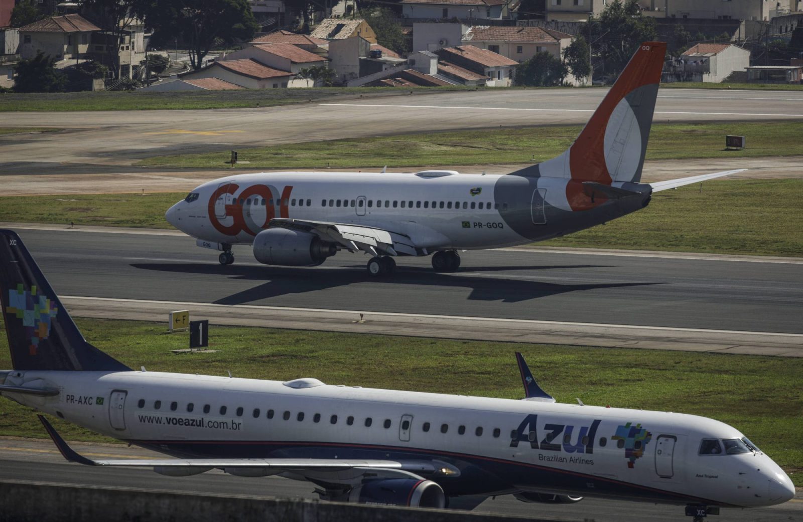 Falta de equipamento deixa deficientes e idosos presos por mais de 1 hora em aviões em Congonhas