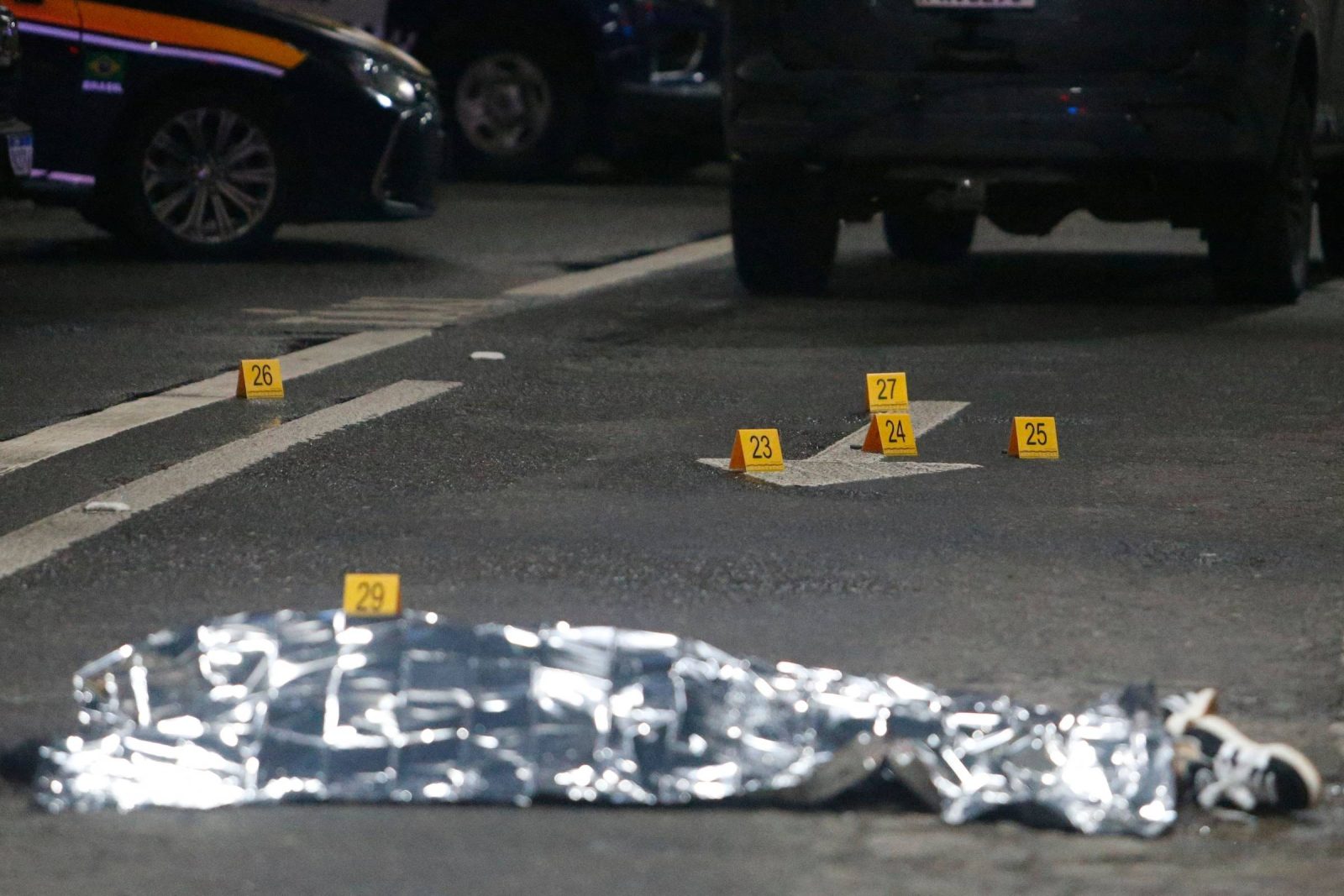 Julgamento de PMs por morte de delator do PCC em aeroporto começa com suspeitos foragidos
