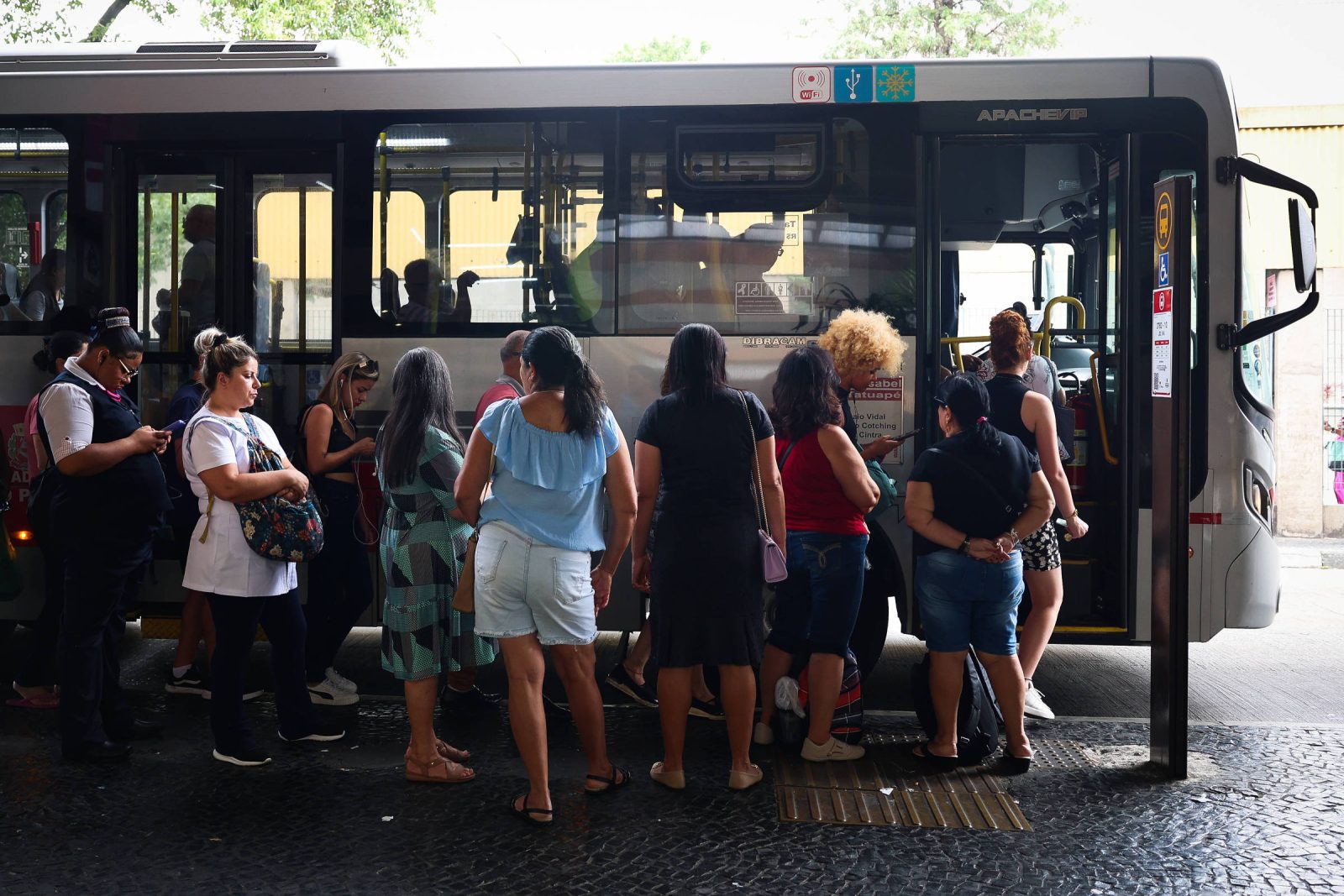 Lula sanciona marco do transporte público com veto à obrigação de municípios custearem gratuidades