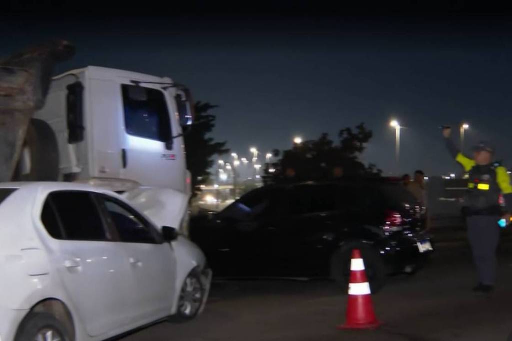 Racha entre caminhões deixa quatro feridos na zona leste de SP