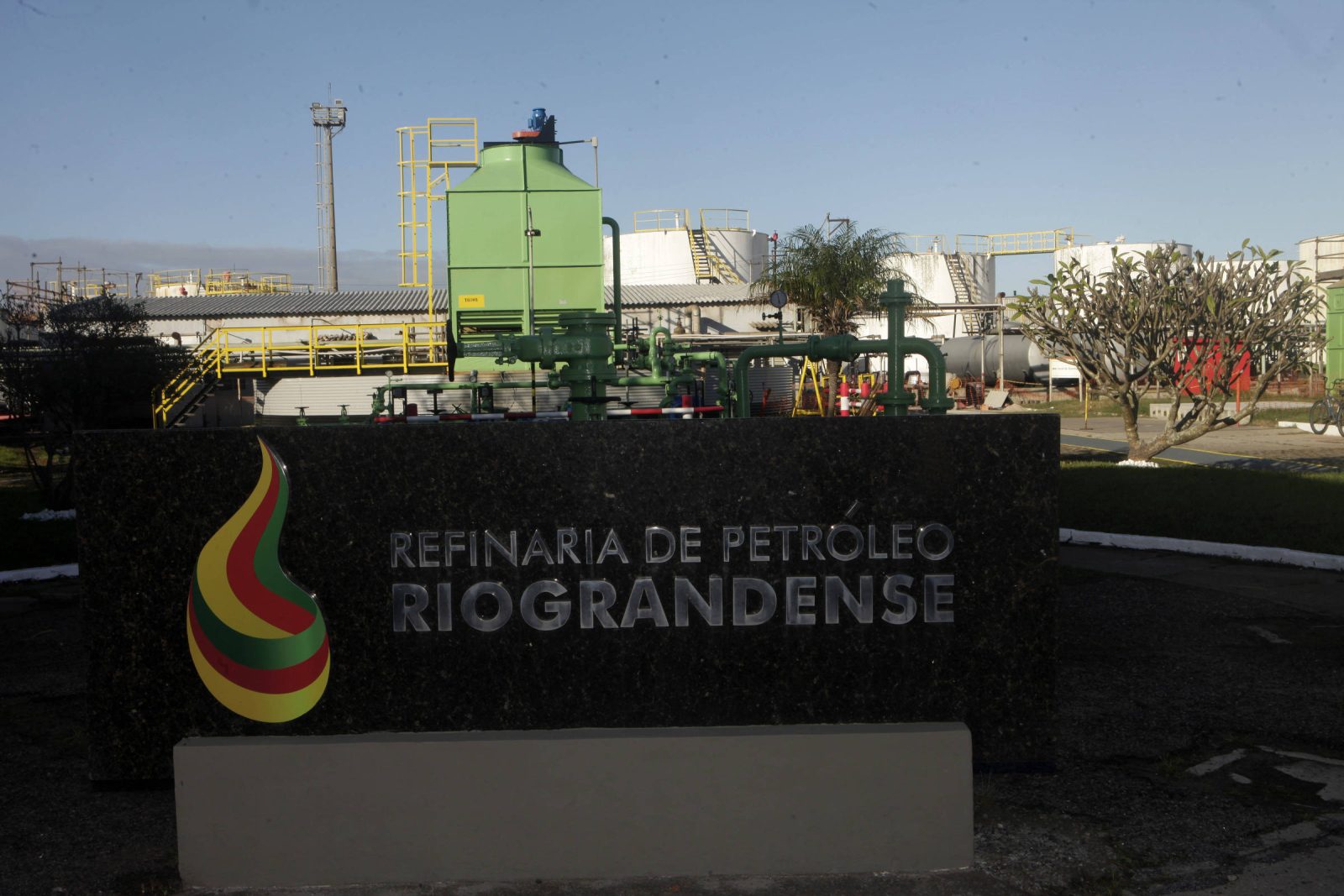 Refinarias brasileiras alimentaram esquema ligado ao PCC, diz agência