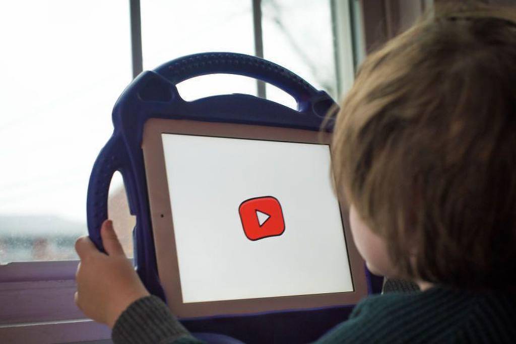 A invasão de vídeos feitos com IA para ‘hipnotizar’ crianças no YouTube: ‘Pode impactar pelo resto da vida’