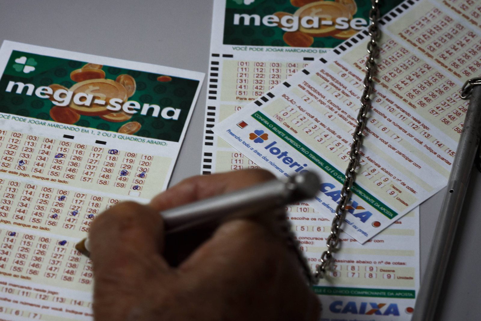 Apostas da Mega-Sena podem ser feitas até as 22h deste sábado; sorteio será no domingo
