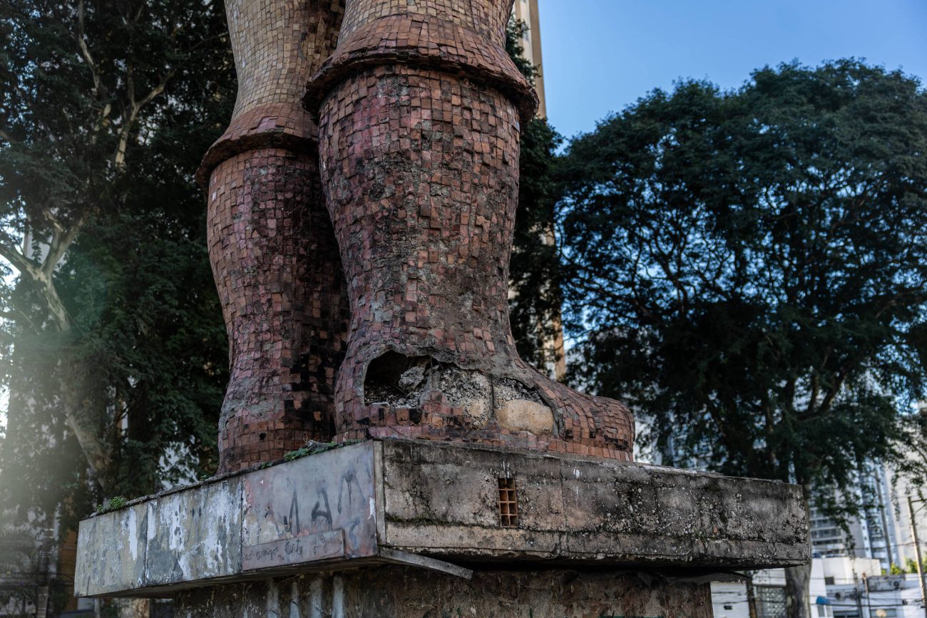 Cinco anos após incêndio, estátua de Borba Gato segue sem reparo e com buraco no calcanhar