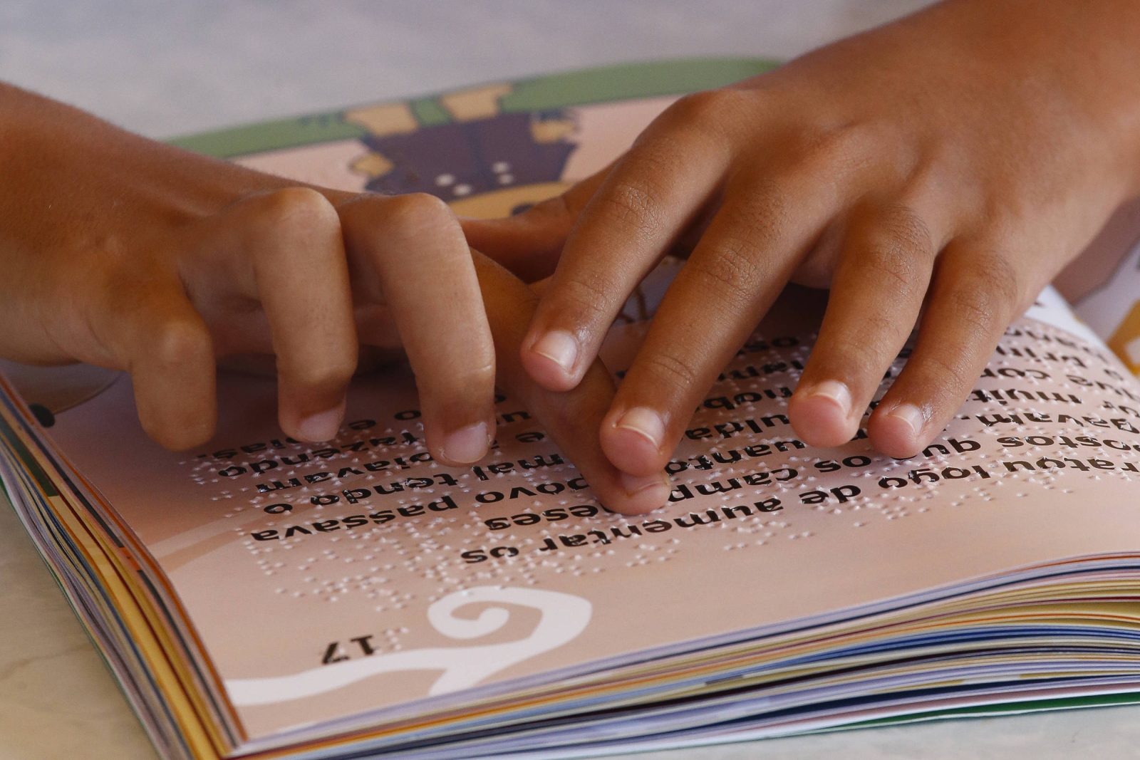 Demora do governo Lula ameaça deixar alunos sem livros em braile, diz setor