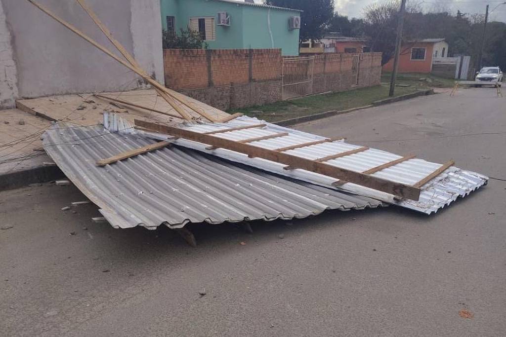 No RS, ventos causam estragos em 18 cidades, com danos em telhados e quedas de árvores